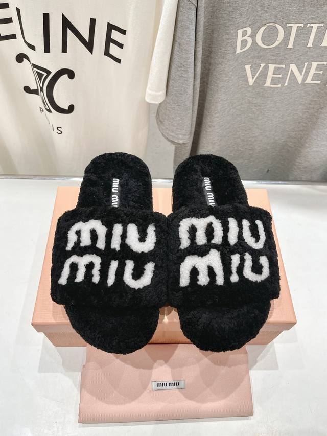 高版本出厂 Miumiu 缪缪24Ss走秀新款 明星同款平底居家毛毛拖鞋，出现在各大时装杂志封面，闭眼入都是不会后悔 上脚非常舒服超舒适 Zp订制面料 鞋面：进